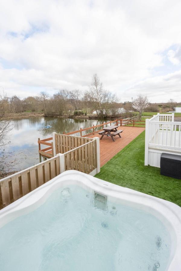 Hallcroft Fishery And Holiday Park Retford Ngoại thất bức ảnh