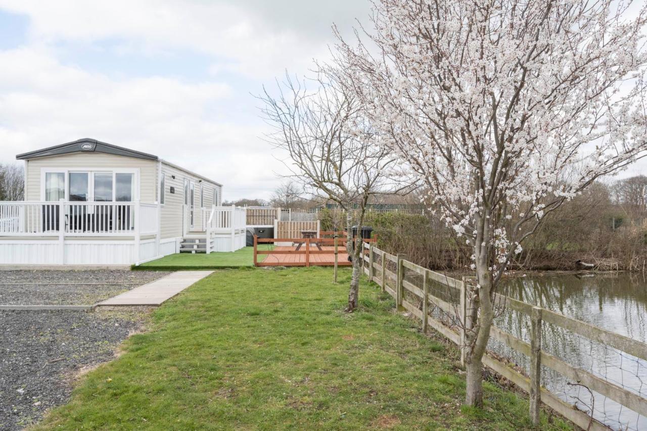 Hallcroft Fishery And Holiday Park Retford Ngoại thất bức ảnh
