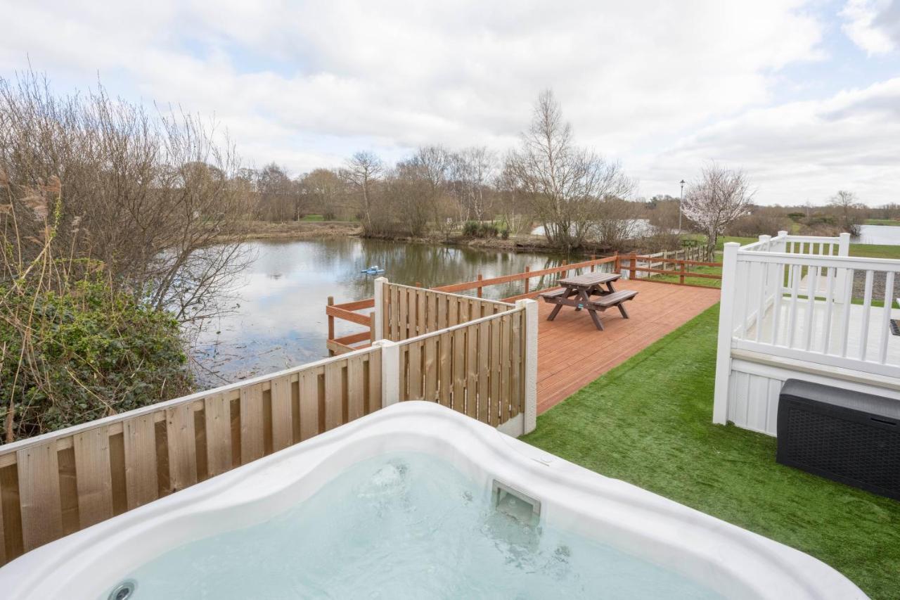 Hallcroft Fishery And Holiday Park Retford Ngoại thất bức ảnh